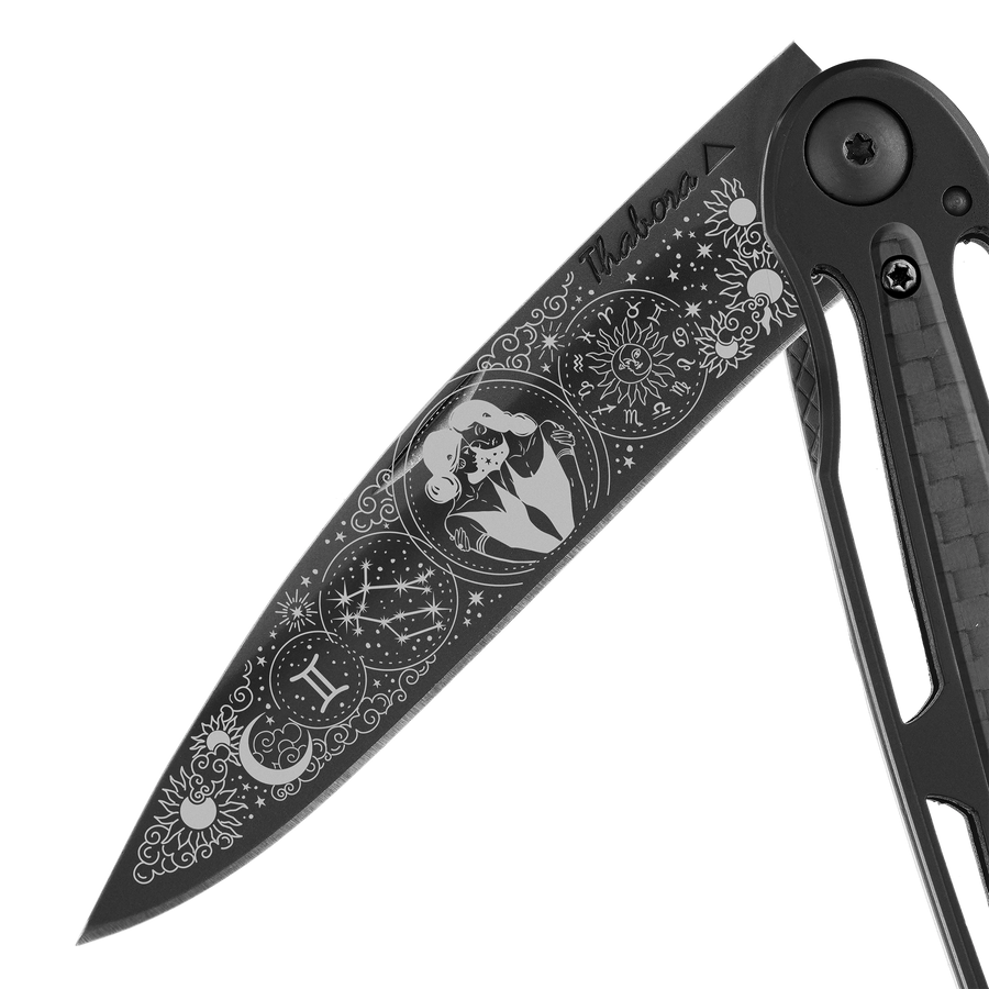 Couteau acier finition titane noir plaquette centrale carbone motif «zodiaque gémeaux»