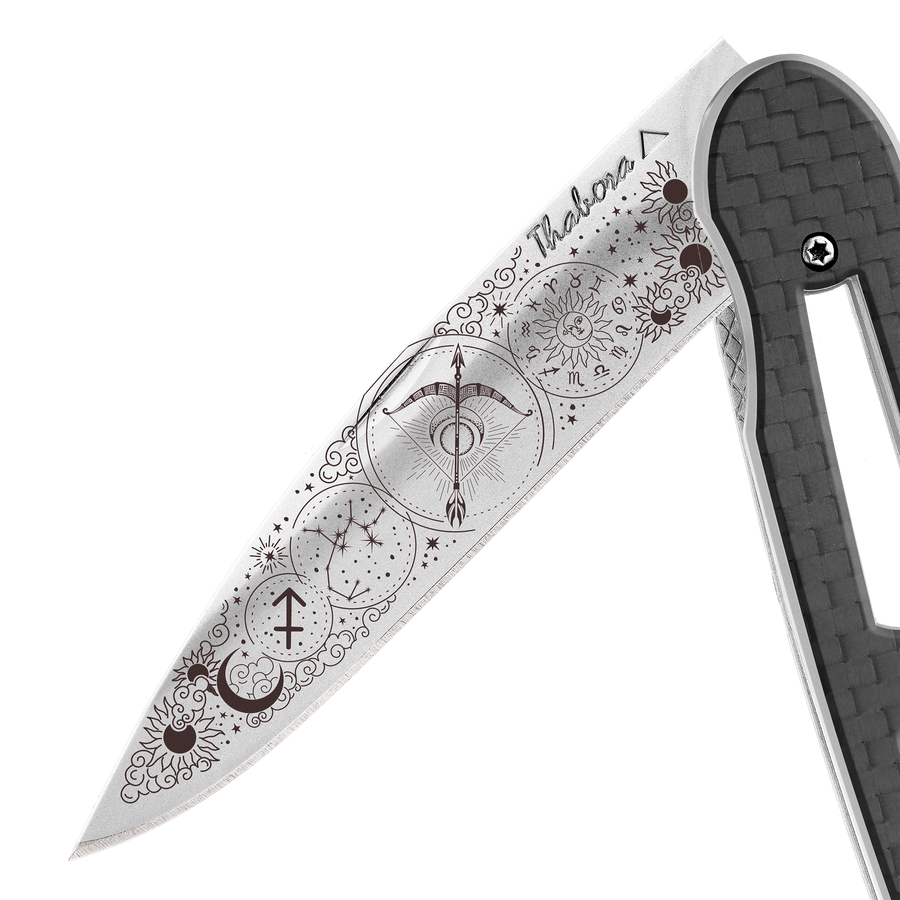 Couteau acier finition brillante plaquette ajourée carbone motif «zodiaque sagittaire»