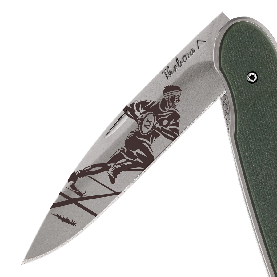 Couteau acier finition titane gris plaquette pleine résine g10 kaki motif «rugbyman»