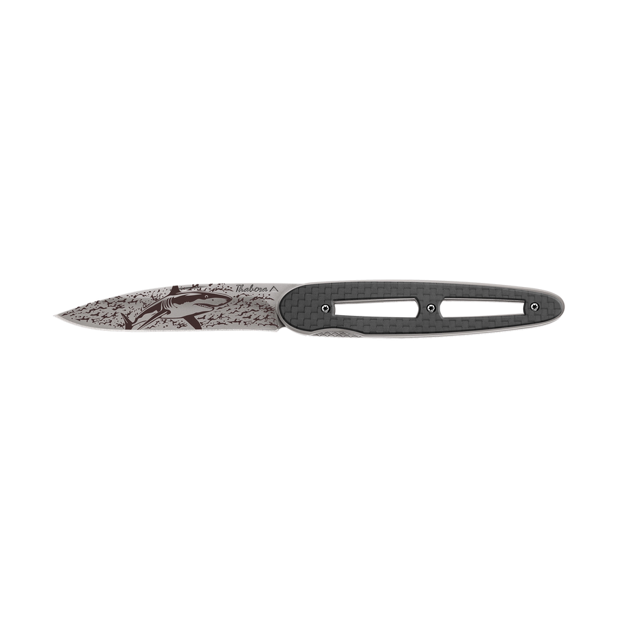 Couteau acier finition titane gris plaquette ajourée carbone motif «requin»