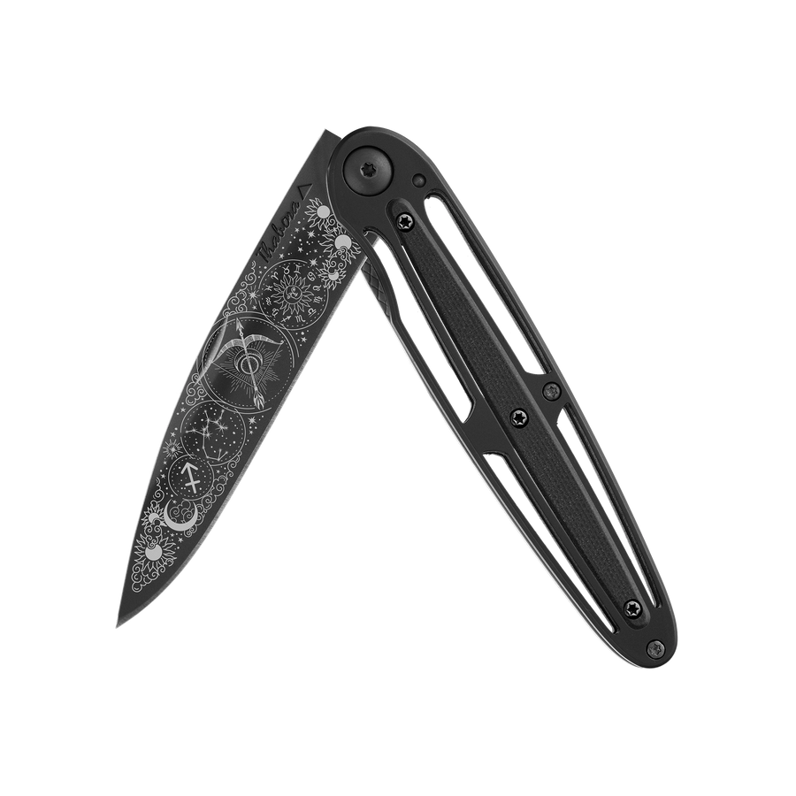 Couteau acier finition titane noir plaquette centrale résine g10 noir motif «zodiaque sagittaire»