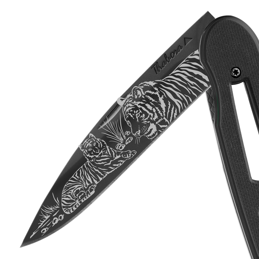 Couteau acier finition titane noir plaquette ajourée résine g10 noir motif «tigres»