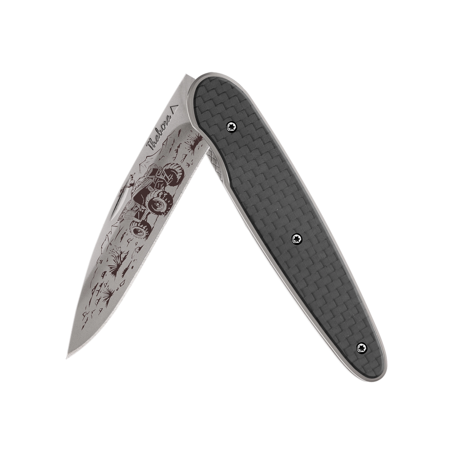 Couteau acier finition titane gris plaquette pleine carbone motif «quad»