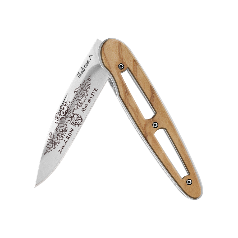 Couteau acier finition brillante plaquette ajourée bois clair motif «biker ailes»