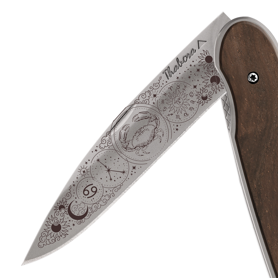 Couteau acier finition titane gris plaquette pleine bois foncé motif «zodiaque cancer»