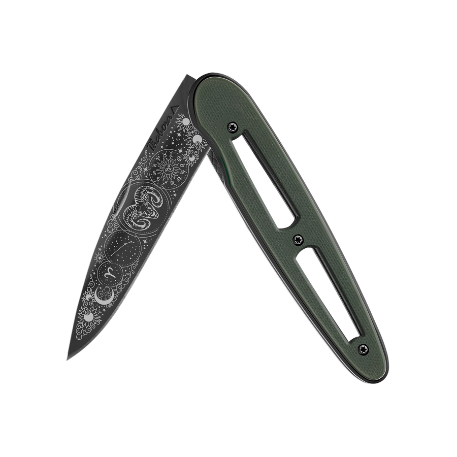 Couteau acier finition titane noir plaquette ajourée résine g10 kaki motif «zodiaque bélier»