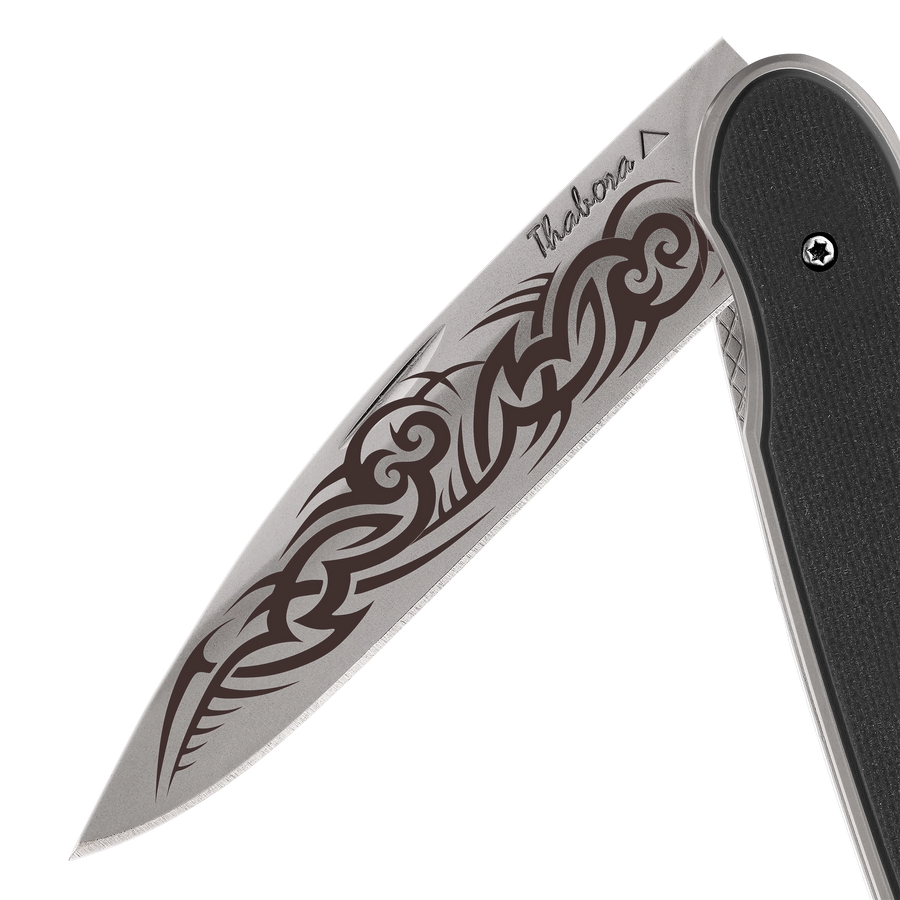 Couteau acier finition titane gris plaquette pleine résine g10 noir motif «tribal gothique»