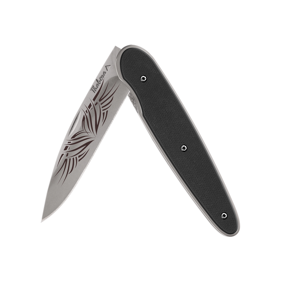 Couteau acier finition titane gris plaquette pleine résine g10 noir motif «tribal»