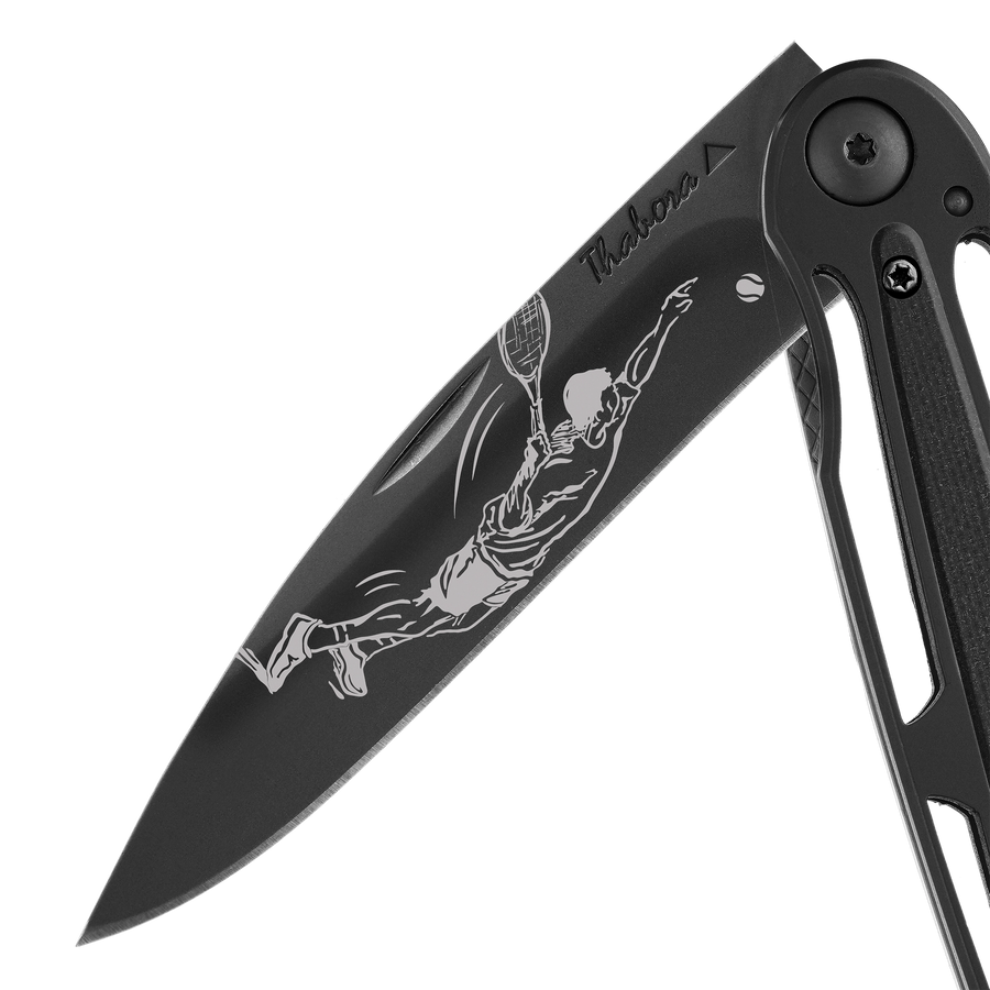 Couteau acier finition titane noir plaquette centrale résine g10 noir motif «tennisman»