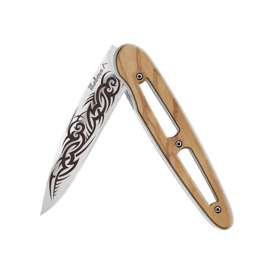 Couteau acier finition brillante plaquette ajourée bois clair motif «tribal gothique»