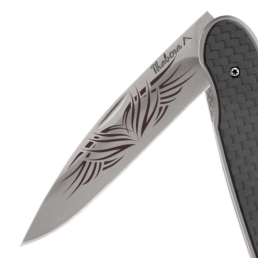 Couteau acier finition titane gris plaquette pleine carbone motif «tribal»