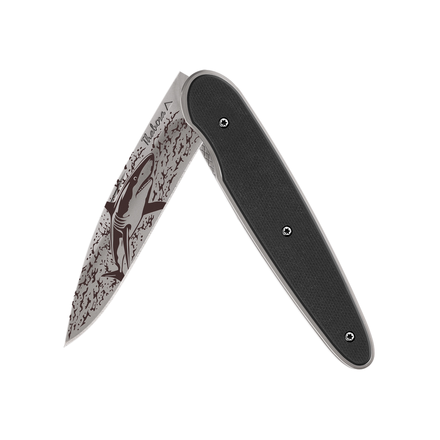 Couteau acier finition titane gris plaquette pleine résine g10 noir motif «requin»