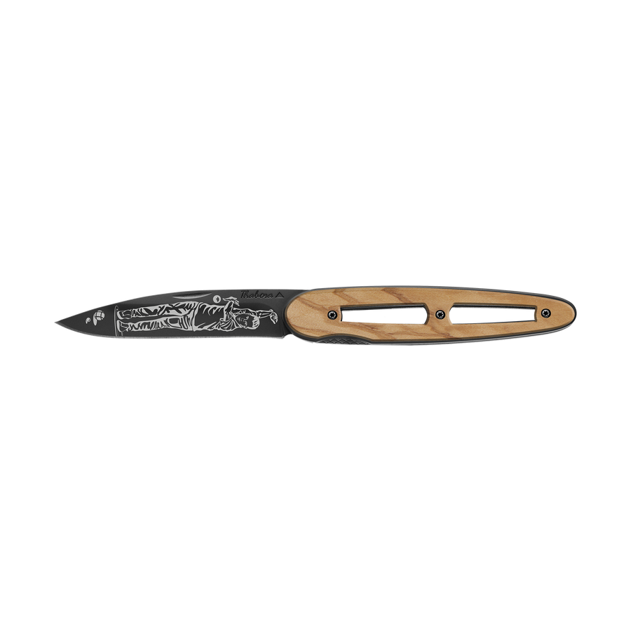 Couteau acier finition titane noir plaquette ajourée bois clair motif «pétanque»