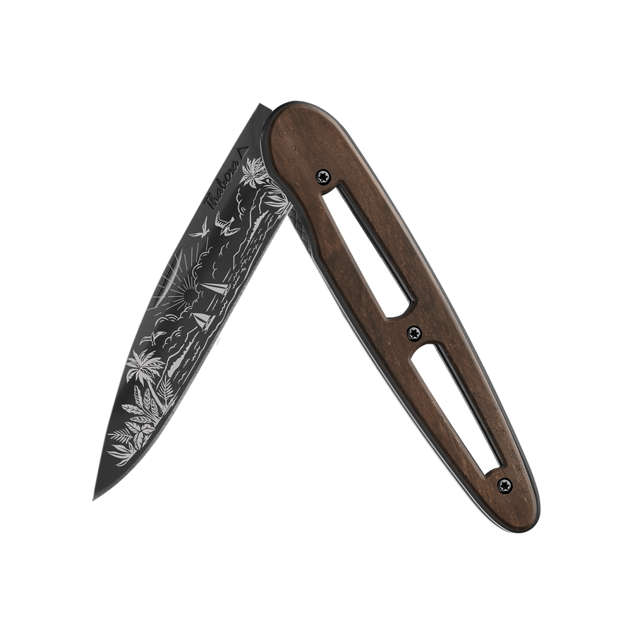 Couteau acier finition titane noir plaquette ajourée bois foncé motif «plage paradisiaque»