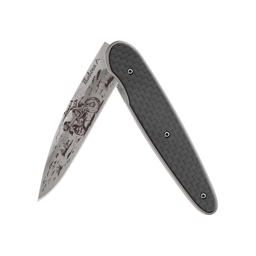 Couteau acier finition titane gris plaquette pleine carbone motif «trail»