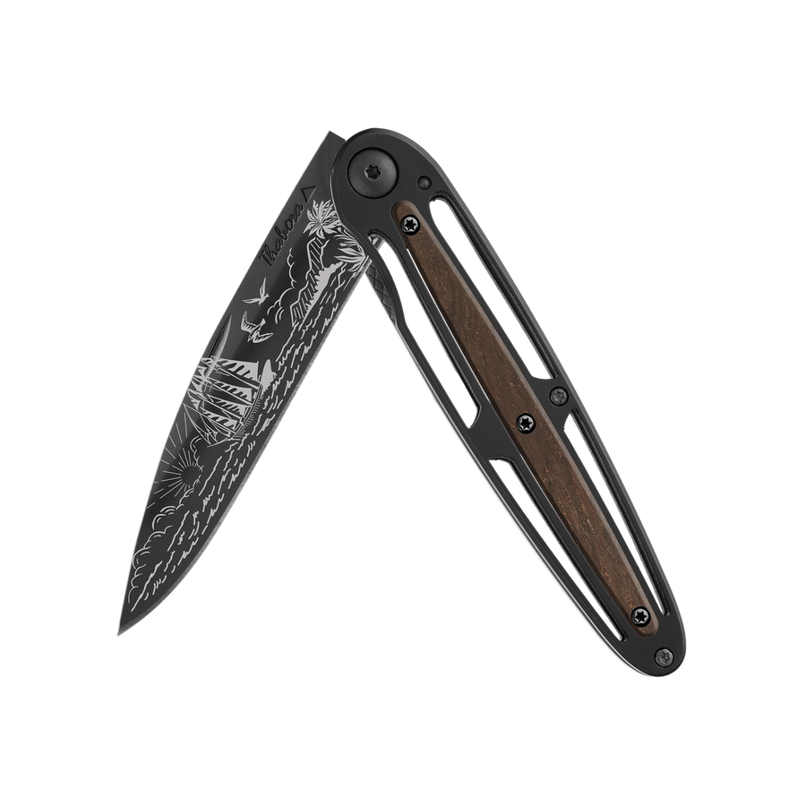 Couteau acier finition titane noir plaquette centrale bois foncé motif «voilier»