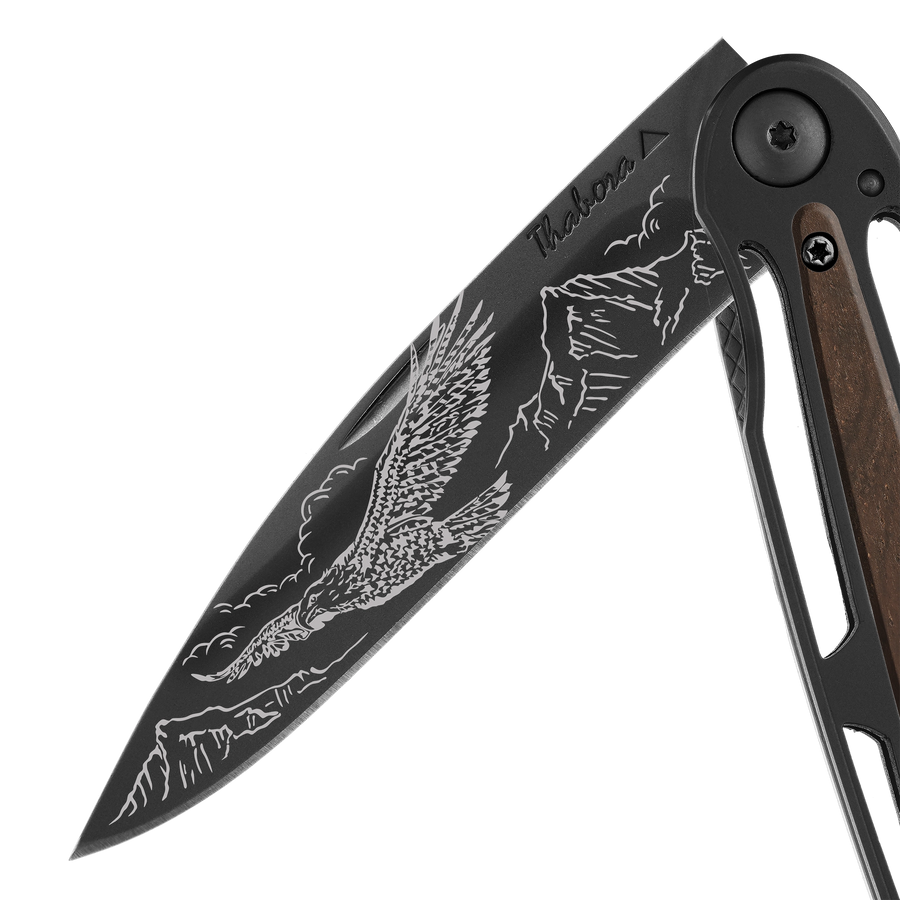 Couteau acier finition titane noir plaquette centrale bois foncé motif «aigle»