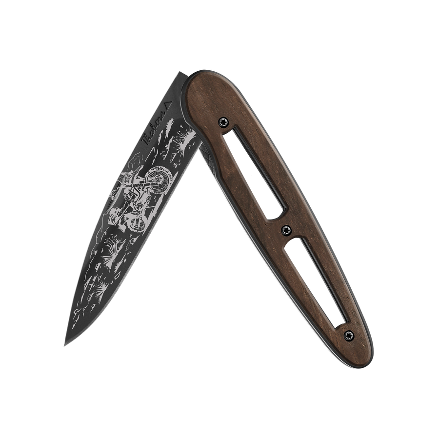 Couteau acier finition titane noir plaquette ajourée bois foncé motif «trail»
