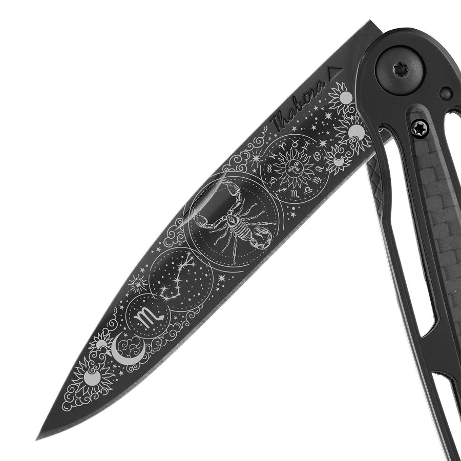 Couteau acier finition titane noir plaquette centrale carbone motif «zodiaque scorpion»