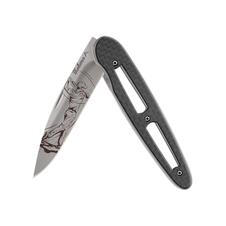 Couteau acier finition titane gris plaquette ajourée carbone motif «golfeur»