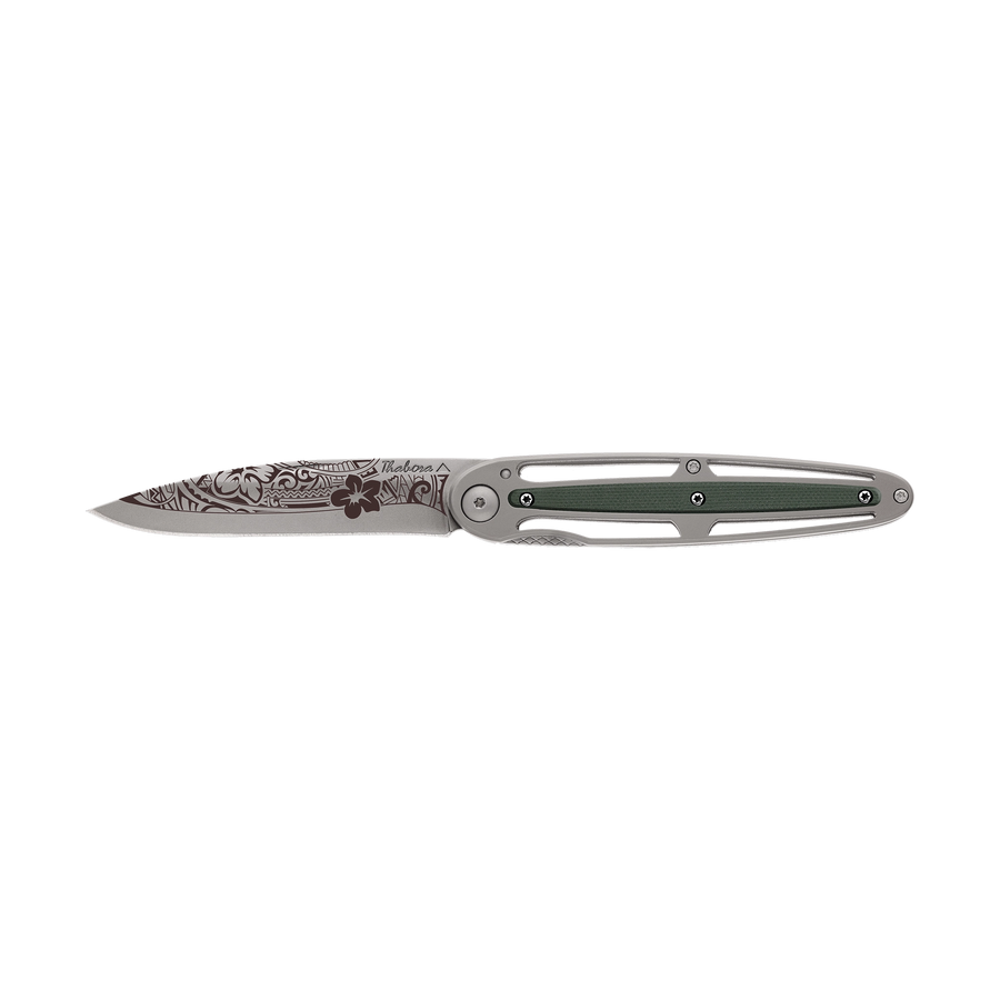 Couteau acier finition titane gris plaquette centrale résine g10 kaki motif «polynésien»
