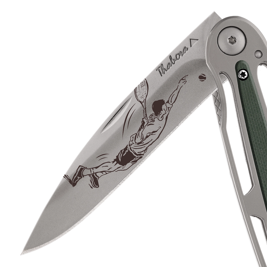 Couteau acier finition titane gris plaquette centrale résine g10 kaki motif «tennisman»