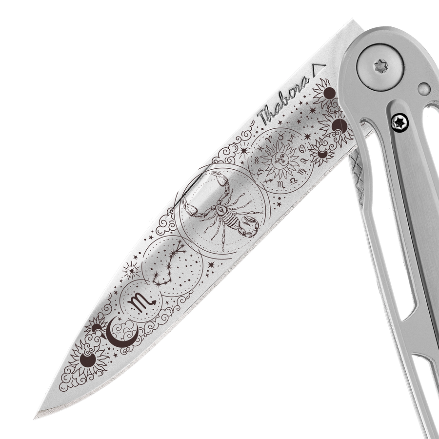Couteau acier finition brillante plaquette centrale acier brossé motif «zodiaque scorpion»