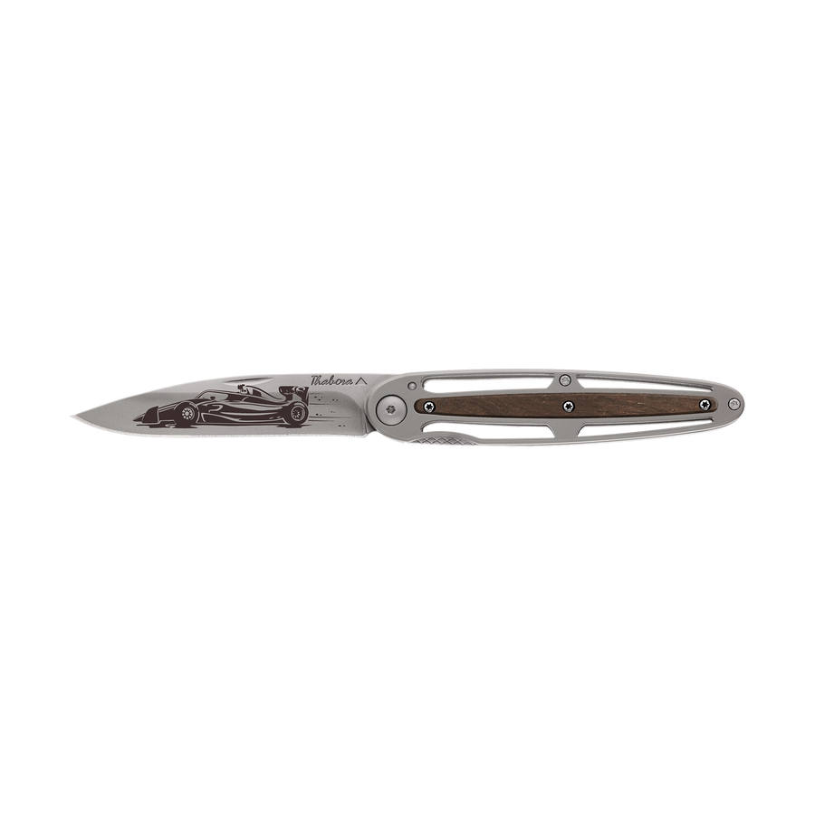 Couteau acier finition titane gris plaquette centrale bois foncé motif «formule 1»
