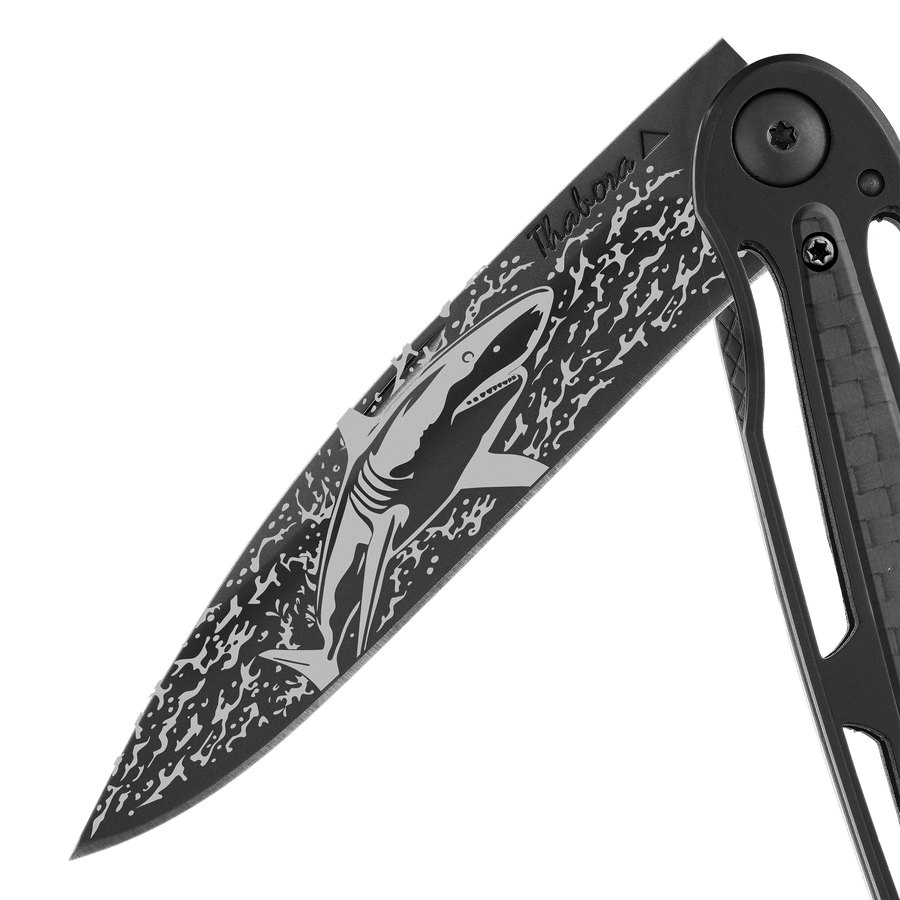 Couteau acier finition titane noir plaquette centrale carbone motif «requin»