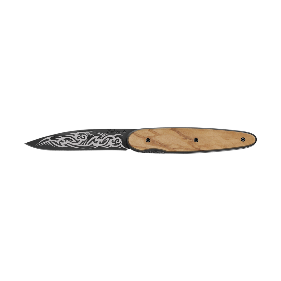 Couteau acier finition titane noir plaquette pleine bois clair motif «tribal gothique»