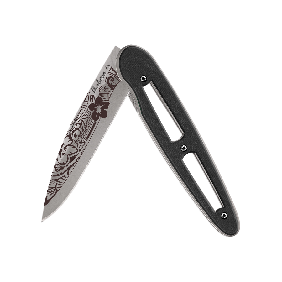 Couteau acier finition titane gris plaquette ajourée résine g10 noir motif «polynésien»