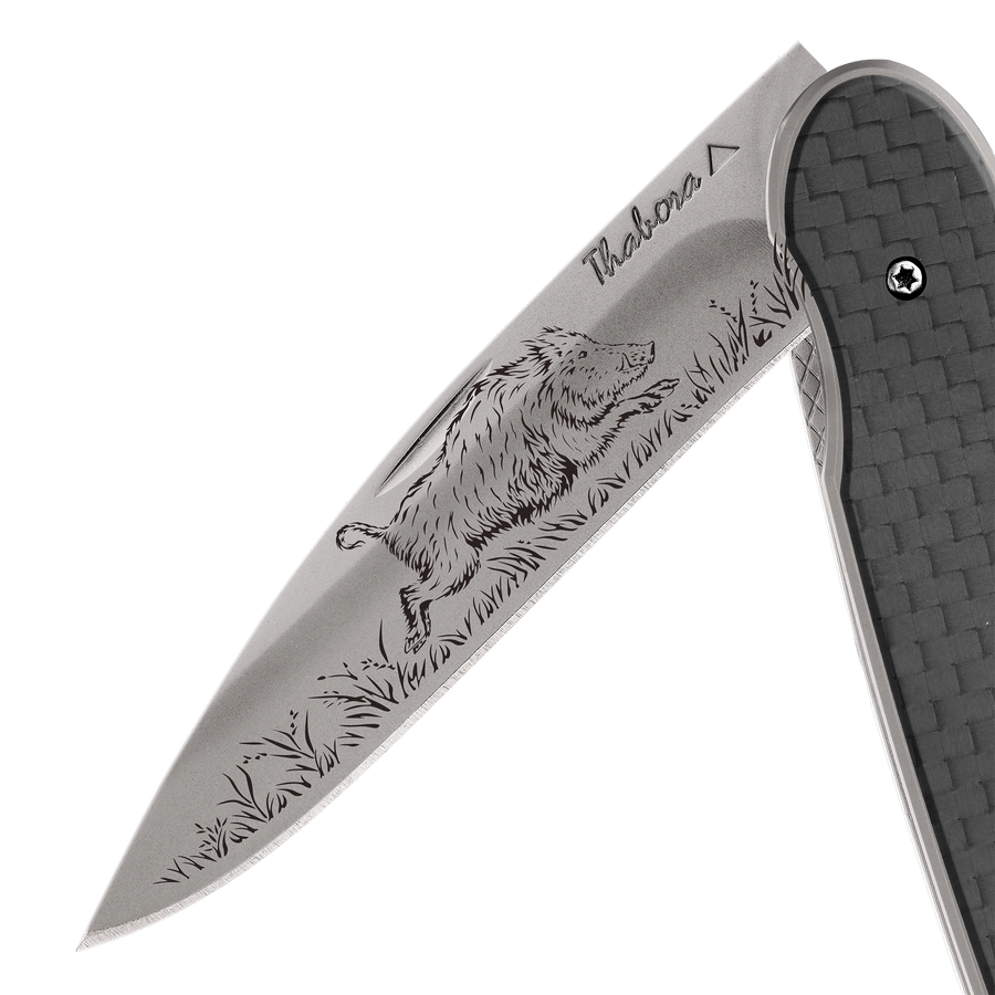 Couteau acier finition titane gris plaquette pleine carbone motif «sanglier»