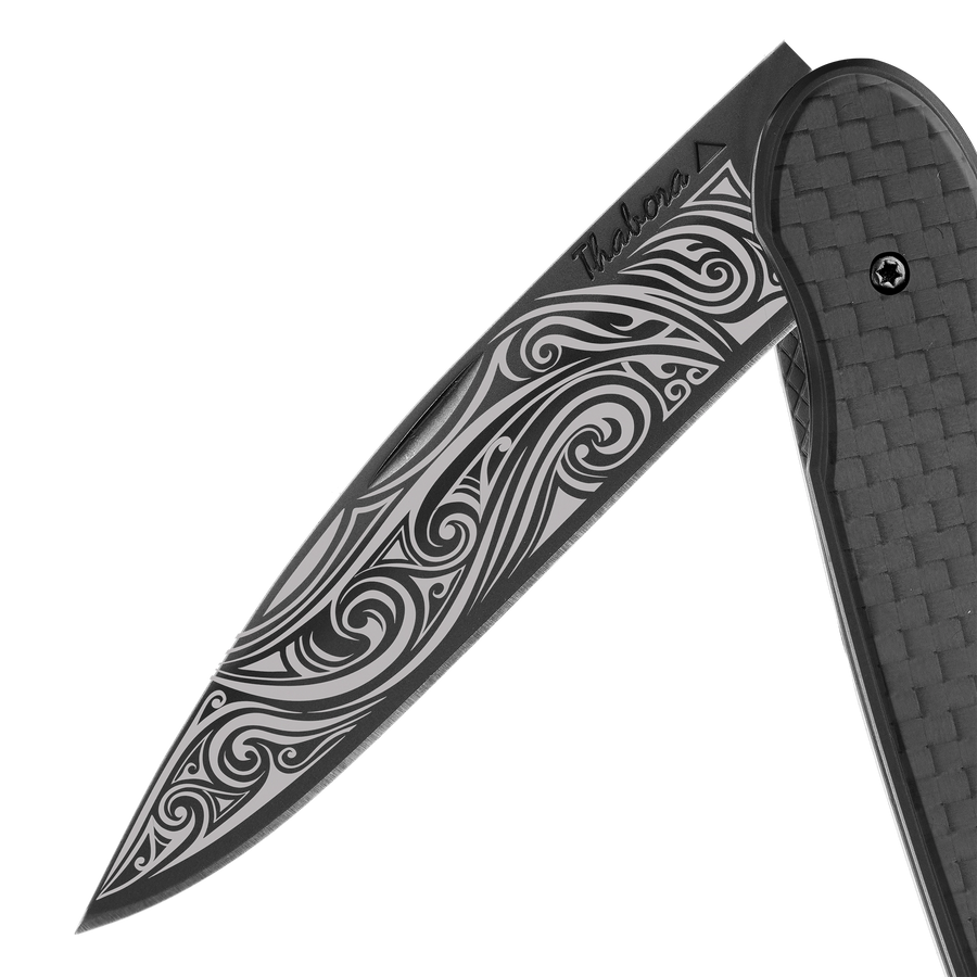 Couteau acier finition titane noir plaquette pleine carbone motif «volutes»