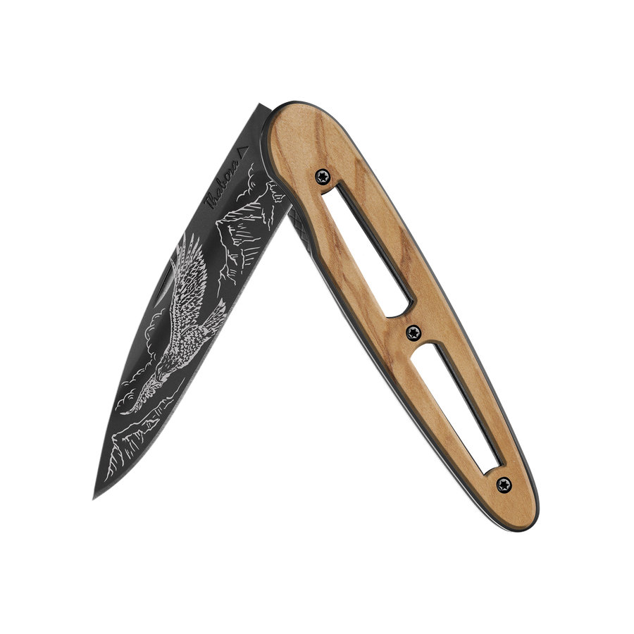 Couteau acier finition titane noir plaquette ajourée bois clair motif «aigle»