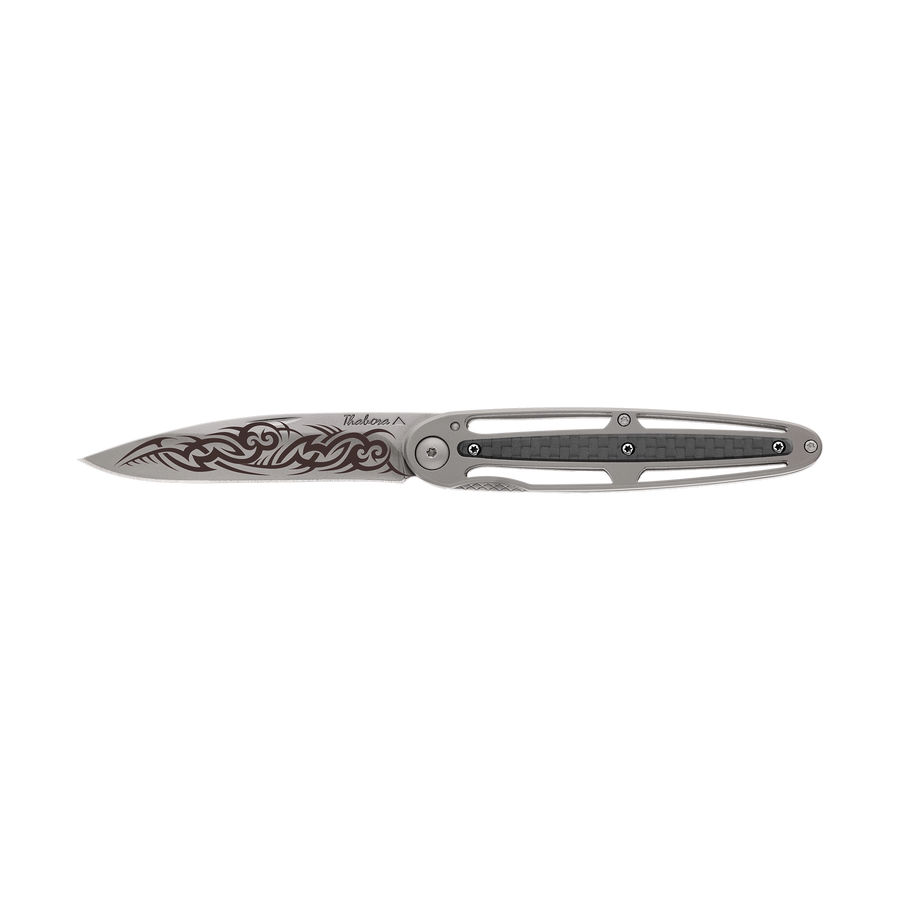 Couteau acier finition titane gris plaquette centrale carbone motif «tribal gothique»