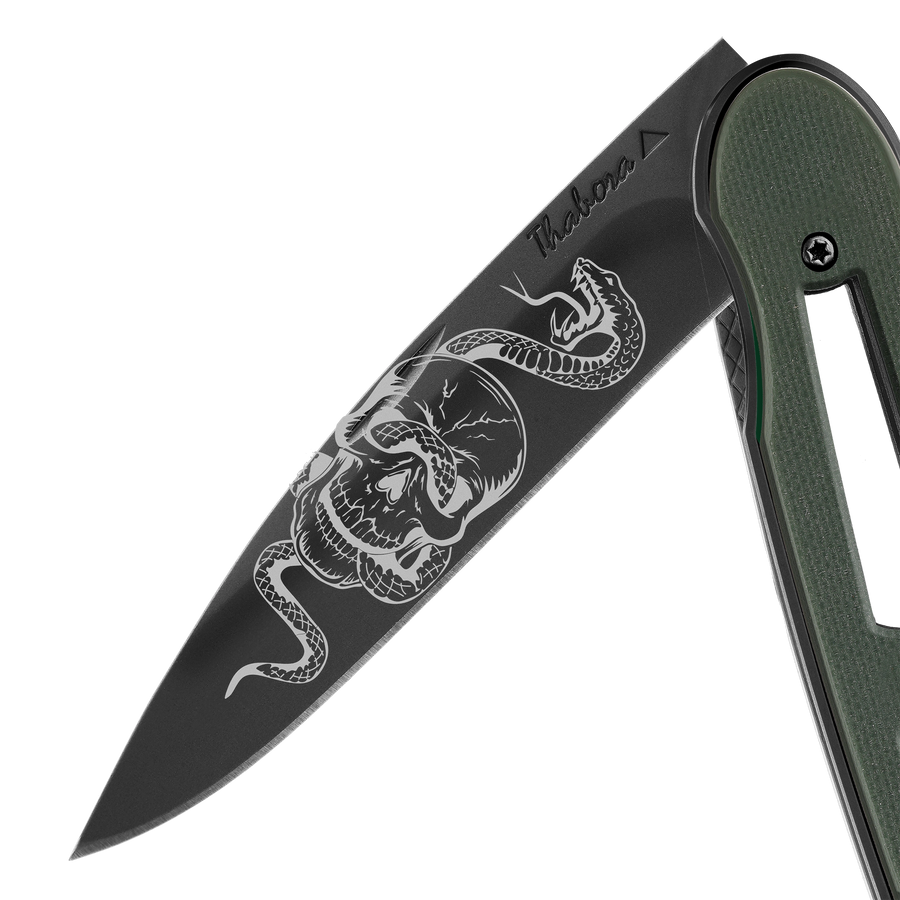 Couteau acier finition titane noir plaquette ajourée résine g10 kaki motif «tête de mort serpent»