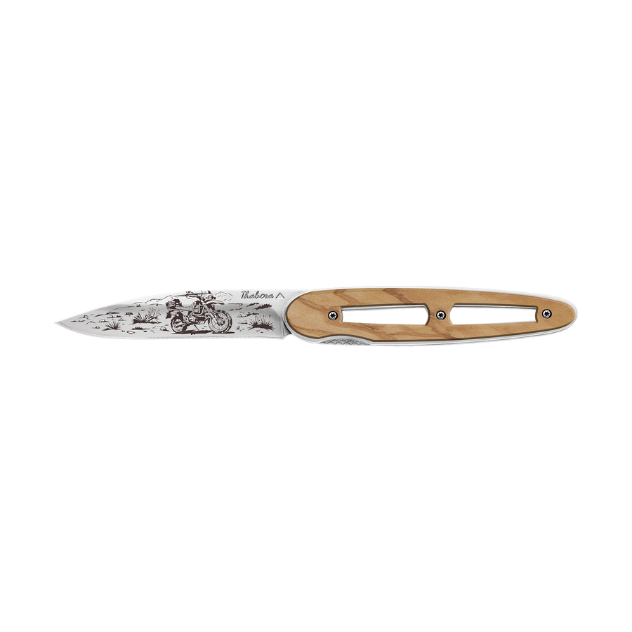 Couteau acier finition brillante plaquette ajourée bois clair motif «trail»