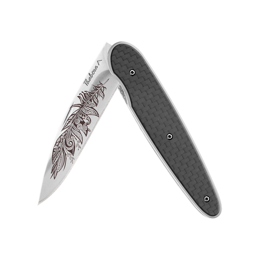 Couteau acier finition brillante plaquette pleine carbone motif «plume polynesienne»