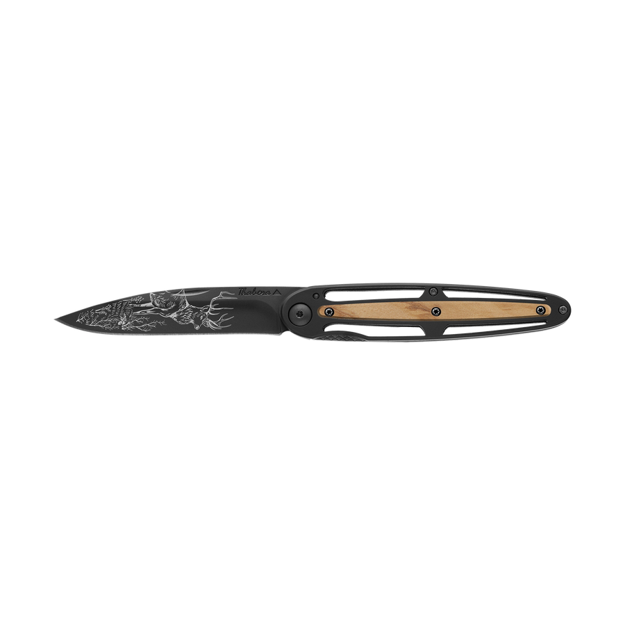Couteau acier finition titane noir plaquette centrale bois clair motif «cerf»