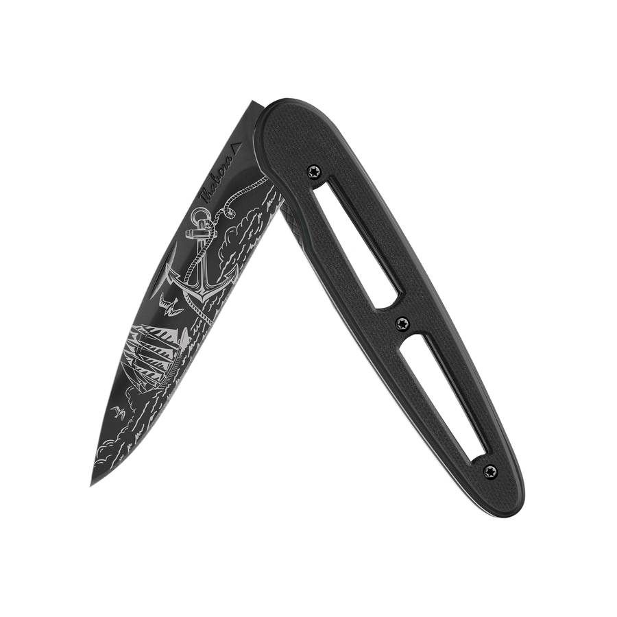 Couteau acier finition titane noir plaquette ajourée résine g10 noir motif «océan»