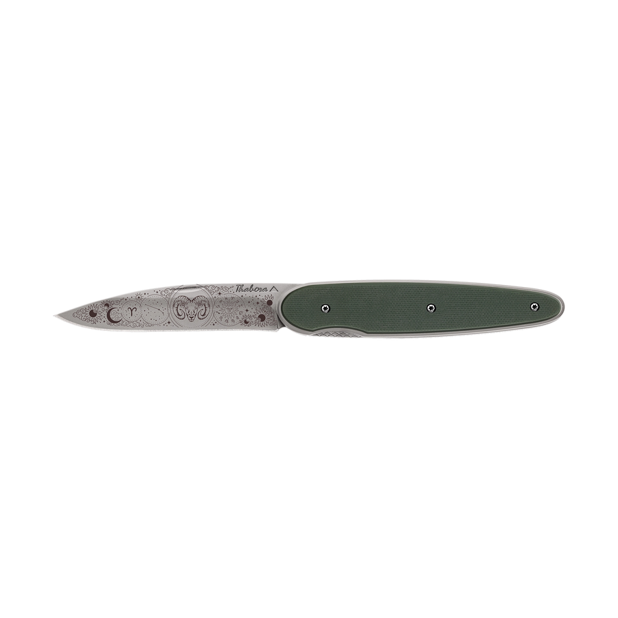 Couteau acier finition titane gris plaquette pleine résine g10 kaki motif «zodiaque bélier»
