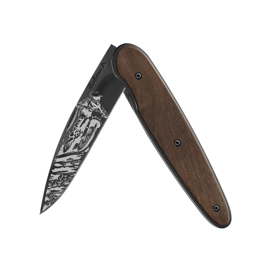 Couteau acier finition titane noir plaquette pleine bois foncé motif «motocross»