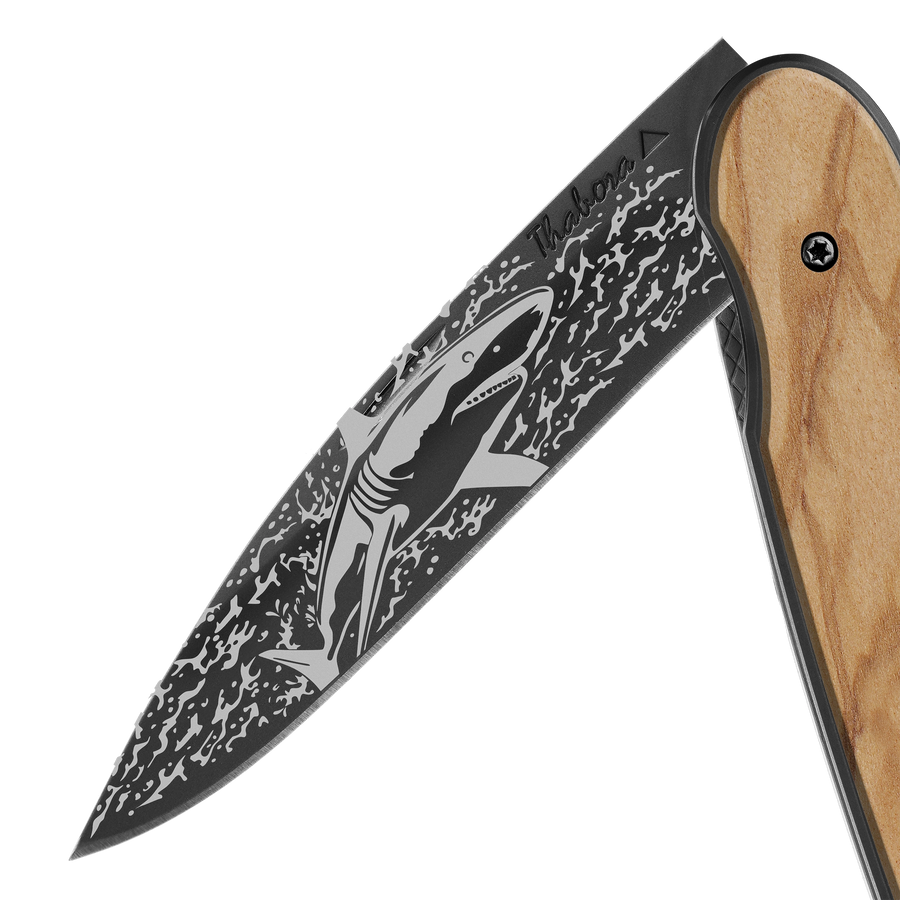 Couteau acier finition titane noir plaquette pleine bois clair motif «requin»