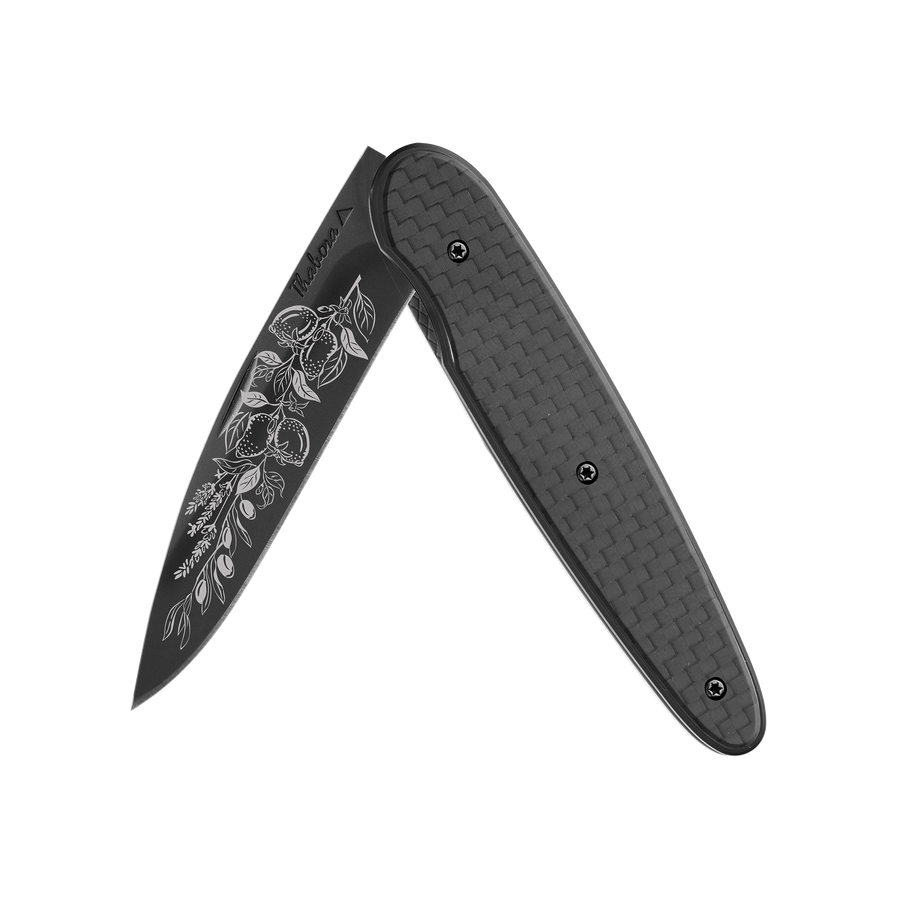 Couteau acier finition titane noir plaquette pleine carbone motif «provencal»