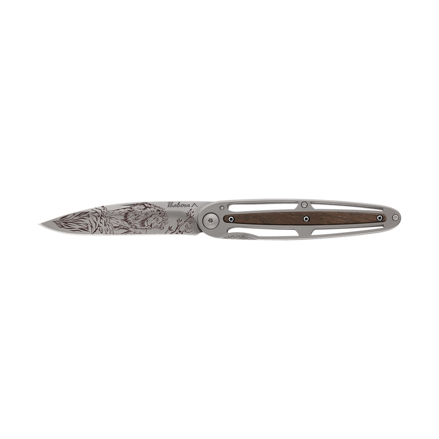 Couteau acier finition titane gris plaquette centrale bois foncé motif «lion»