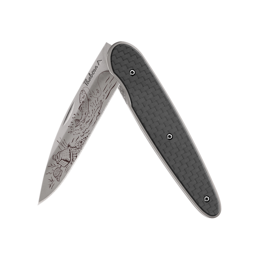 Couteau acier finition titane gris plaquette pleine carbone motif «pêche rivière»