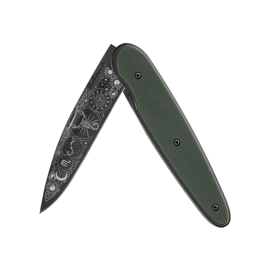 Couteau acier finition titane noir plaquette pleine résine g10 kaki motif «zodiaque scorpion»