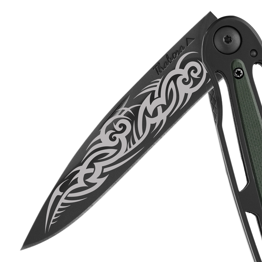 Couteau acier finition titane noir plaquette centrale résine g10 kaki motif «tribal gothique»