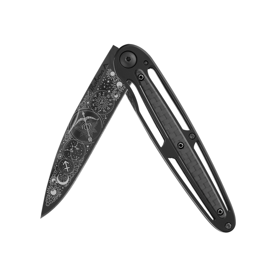 Couteau acier finition titane noir plaquette centrale carbone motif «zodiaque sagittaire»