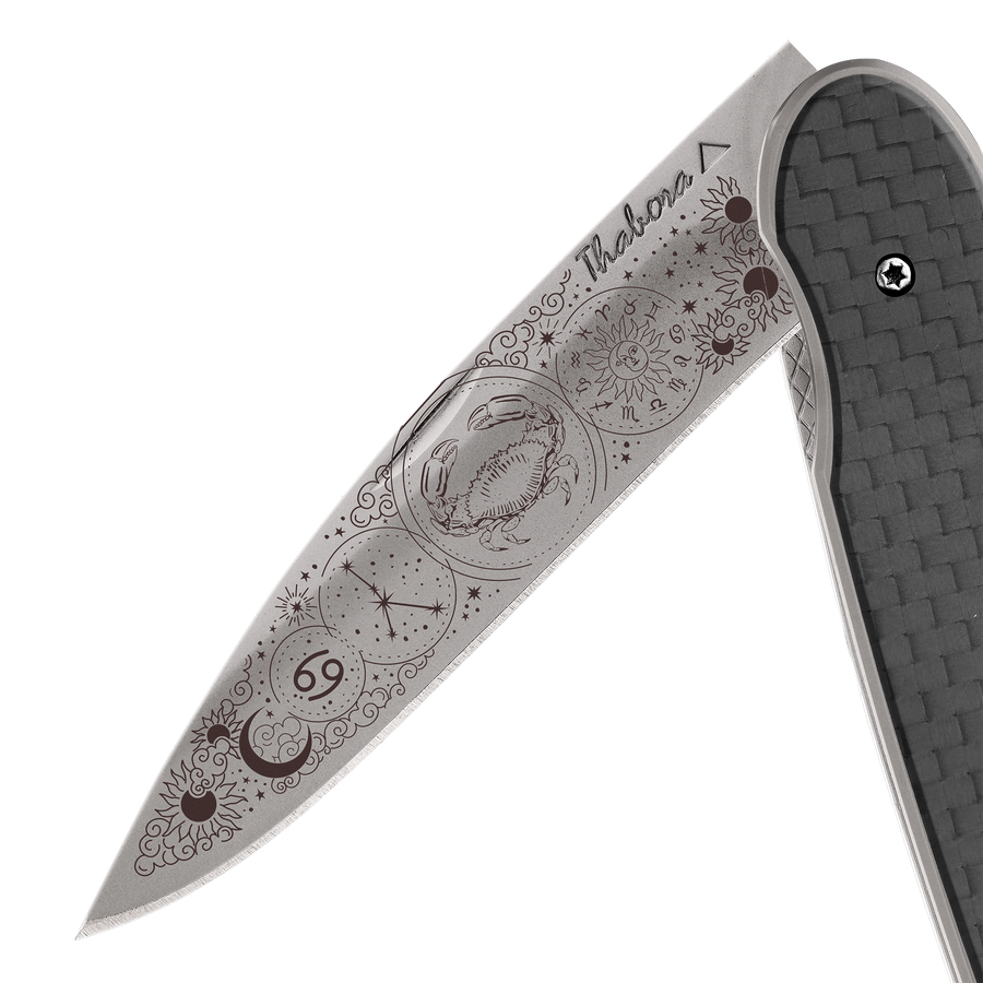 Couteau acier finition titane gris plaquette pleine carbone motif «zodiaque cancer»
